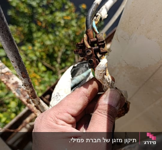 יד מחזיקה חוטים חלודים של מזגן